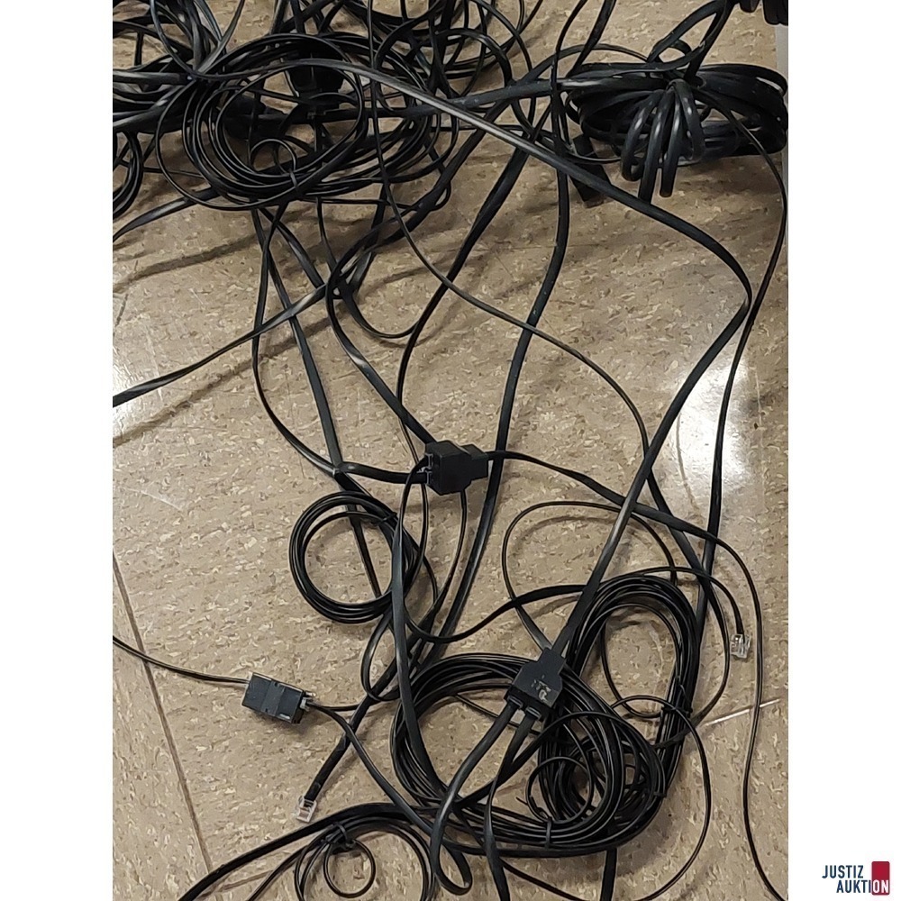 Konvolut an Steuerungskabeln