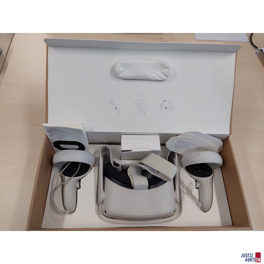 VR-Brille der Marke Ocolus Quest 2 mit 2 Joysticks