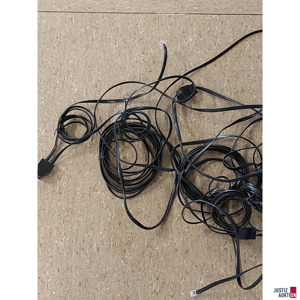 Konvolut an Steuerungskabeln