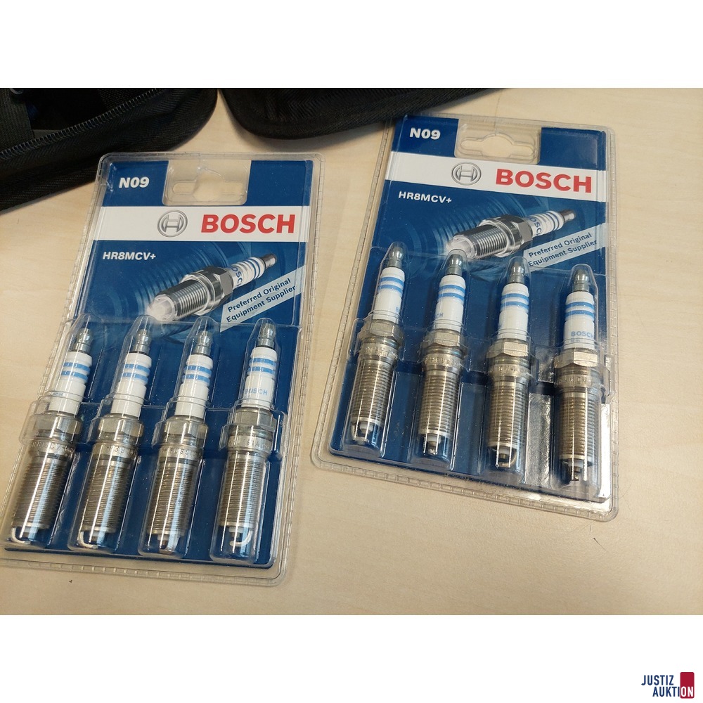 2 Packungen Zündkerzen der Marke Bosch HR8MCV+ u.a.