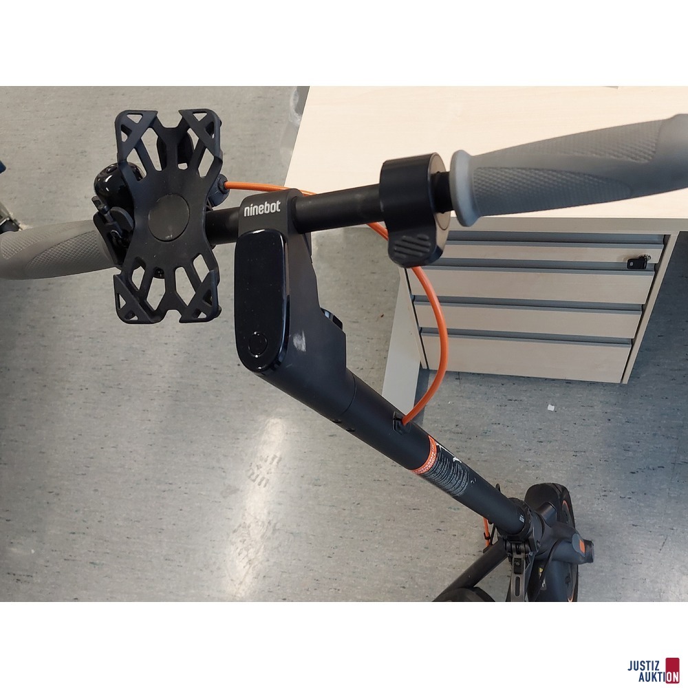E-Scooter der Marke Ninebot