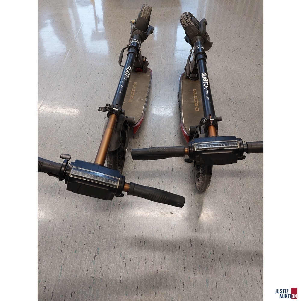 2 E-Scooter der Marke SUOTU