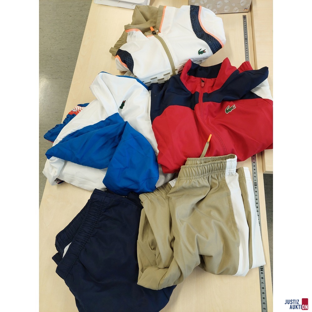 Konvolut an Bekleidung mit der Bezeichnung Lacoste Sport