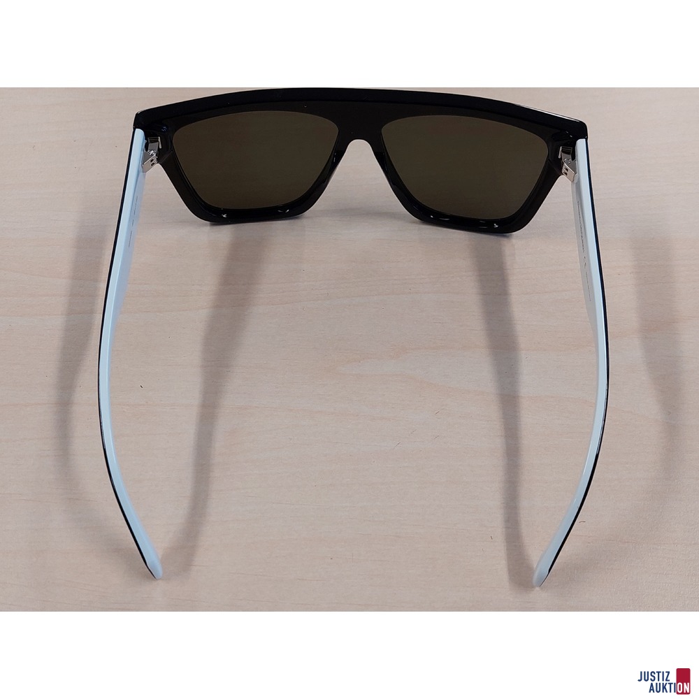 Sonnenbrille der Marke Alexander McQueen