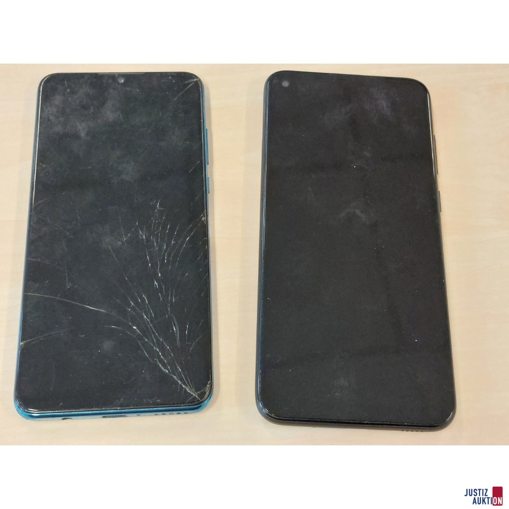 Handy der Marke Huawei P30 Lite u.a.