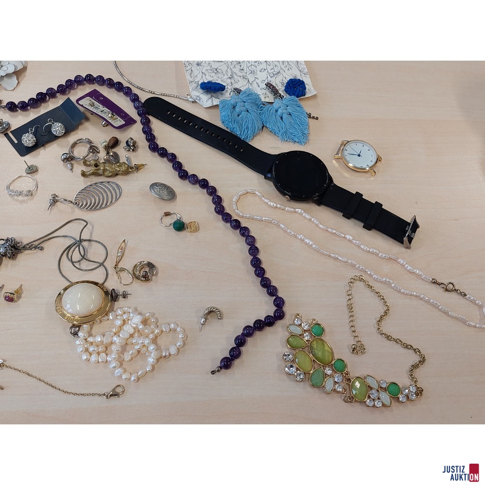 Konvolut an Modeschmuck&comma; Uhren
