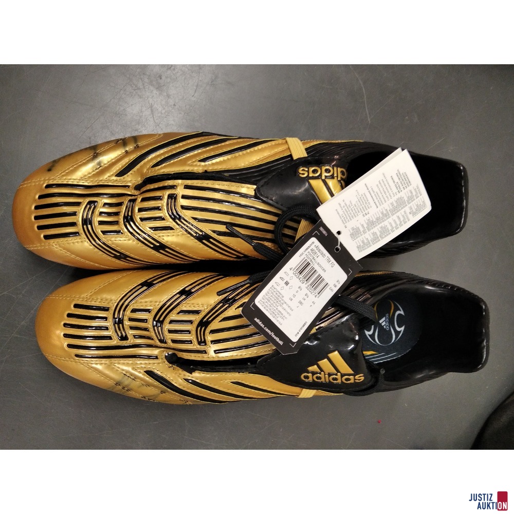 goldene Fußballschuhe von Adidas