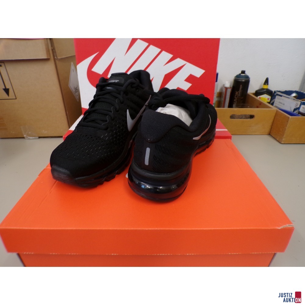 Schuhe hinten