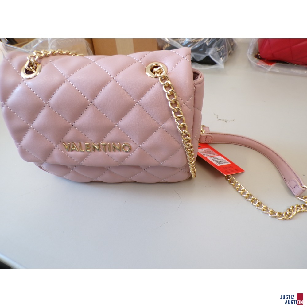 Tasche steht