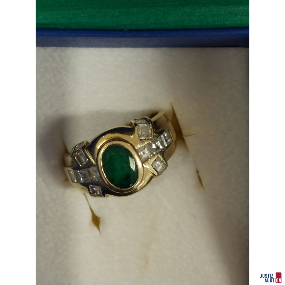 Ring mit zentralem Smaragd