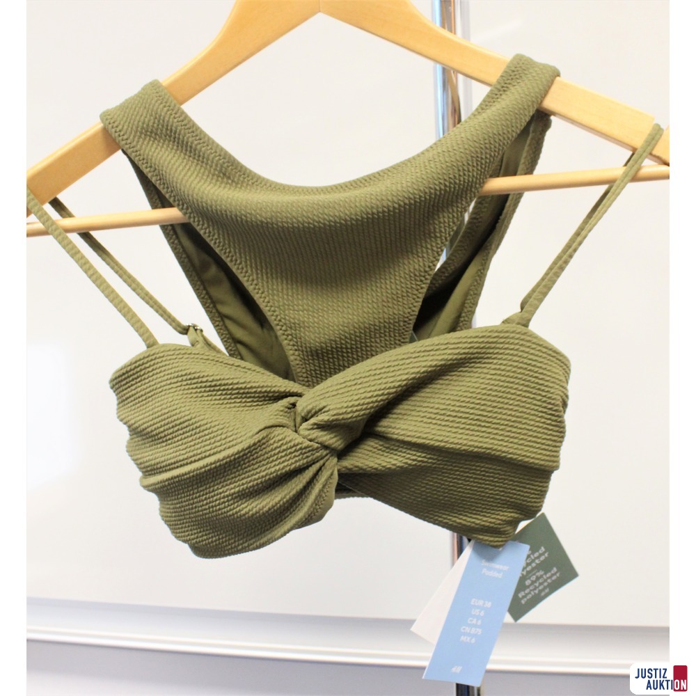 Frontalansicht vom Bikini