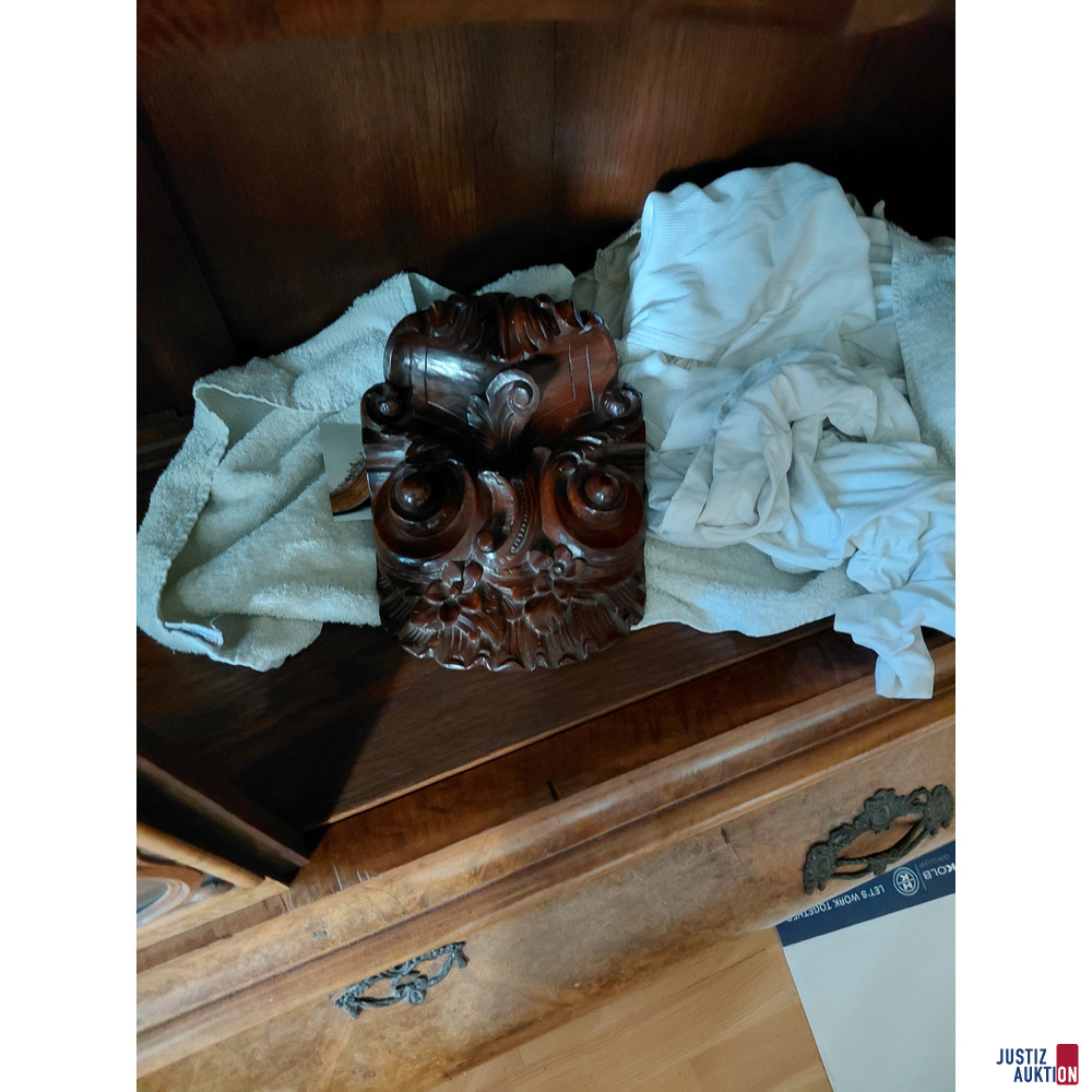 Vitrinenaufsatzschrank im Barockstil
