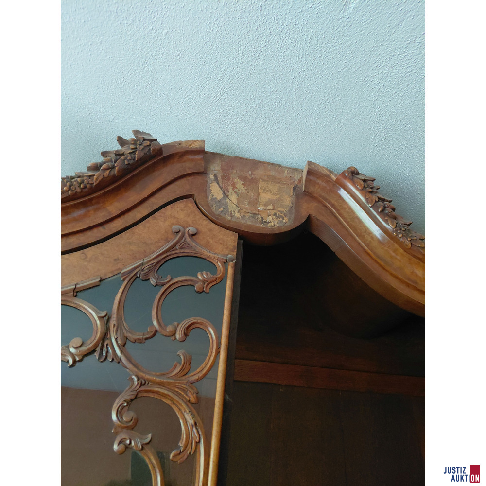 Vitrinenaufsatzschrank im Barockstil