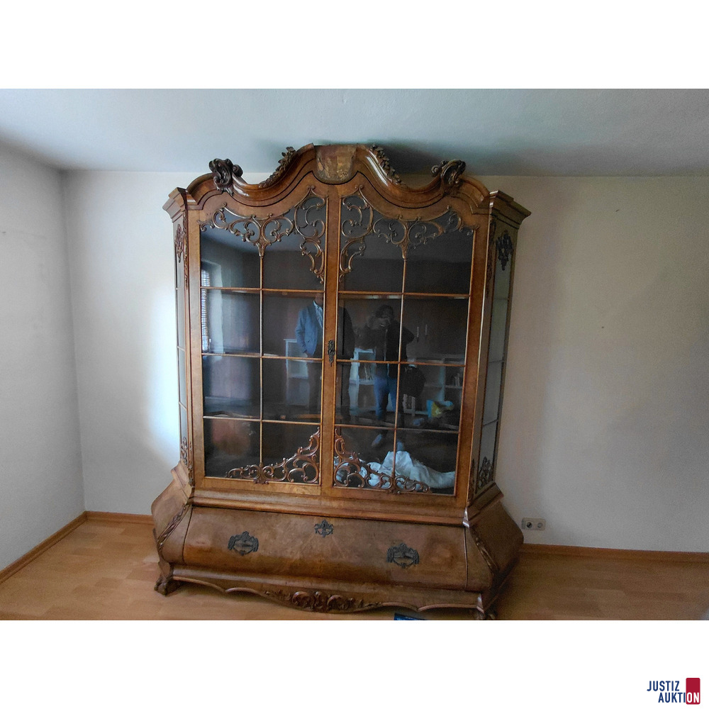 Vitrinenaufsatzschrank im Barockstil