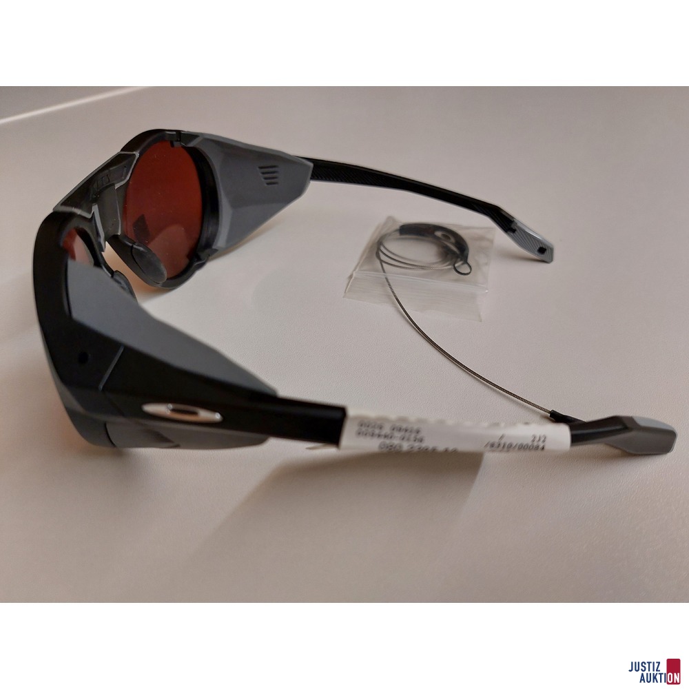 Sonnenbrille der Marke Oakley