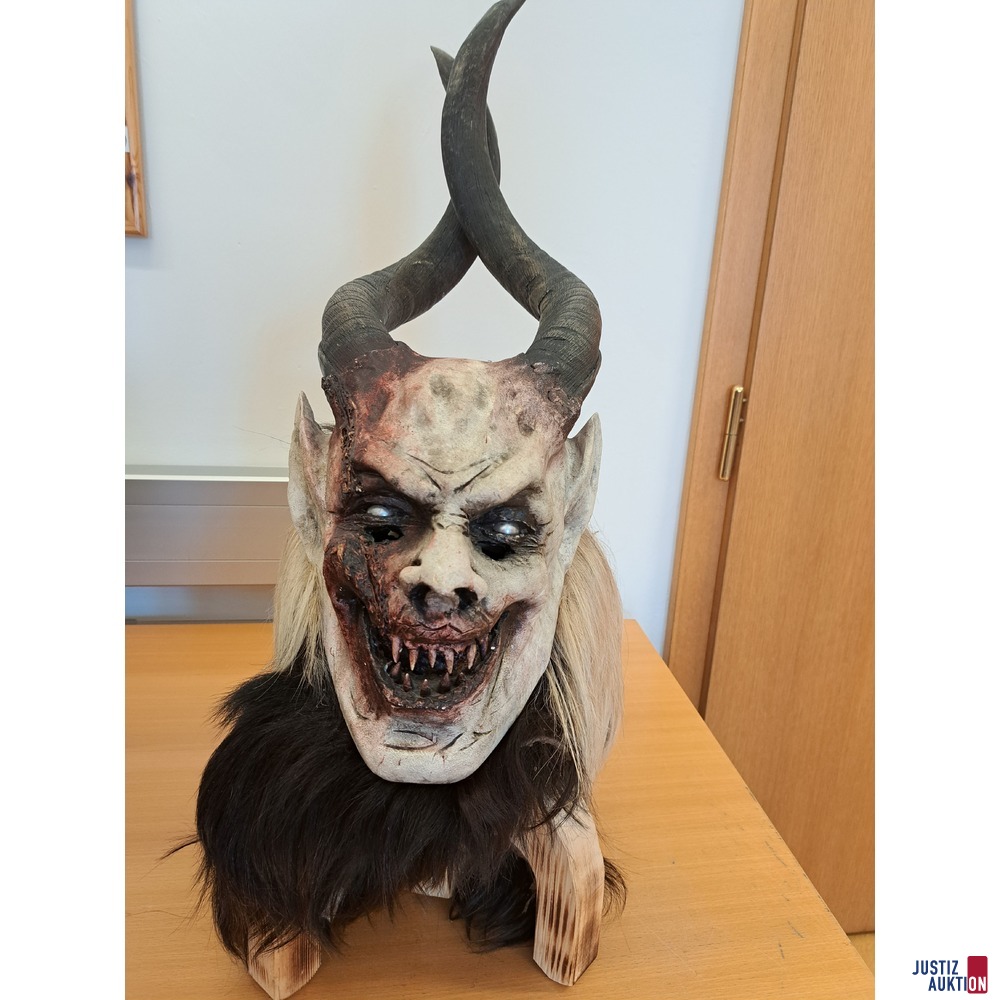 Krampus-Maske mit LED Augen der Marke Hofer getragen/Tragespuren vorhanden