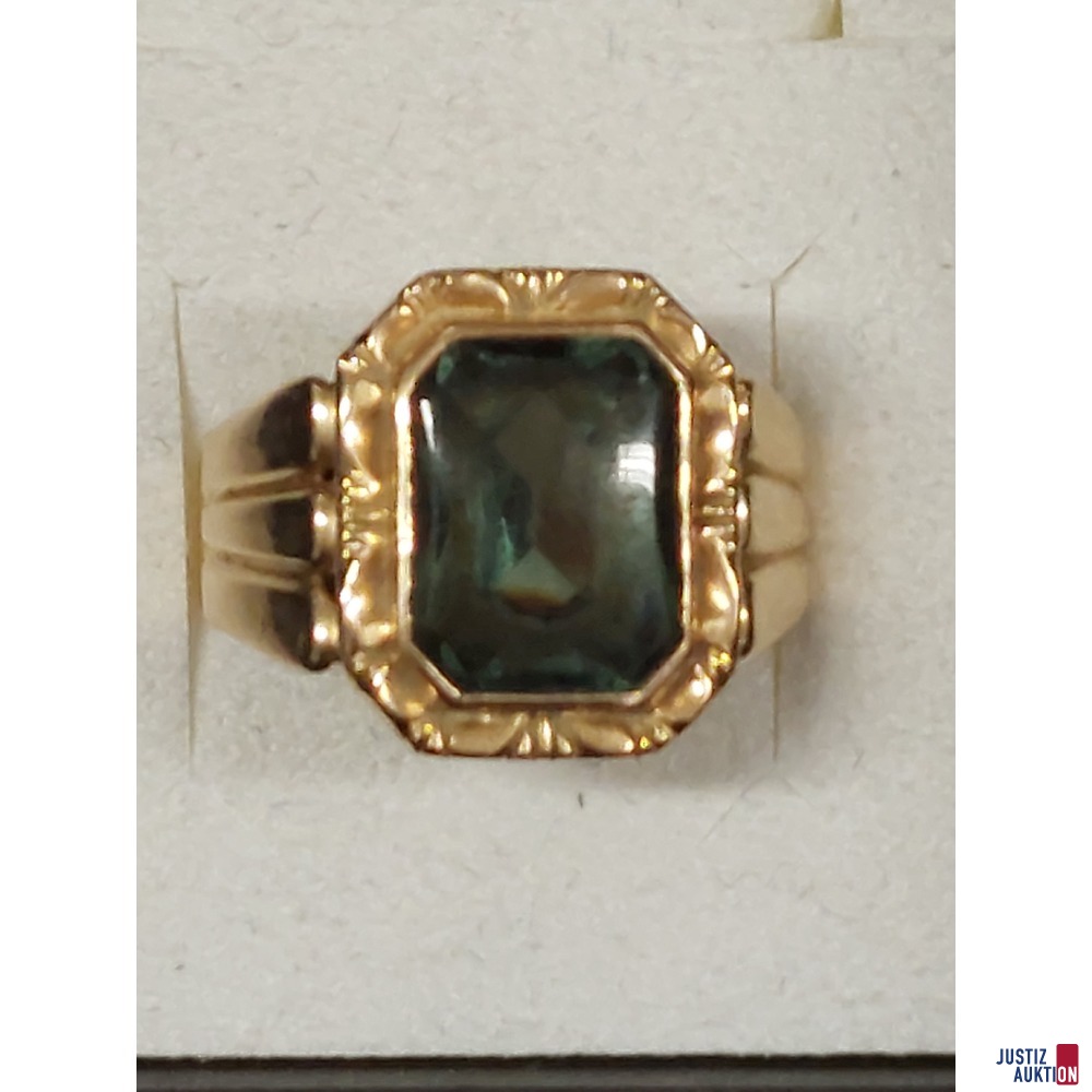 Herrenring Gelbgold mit grünem Schmuckstein