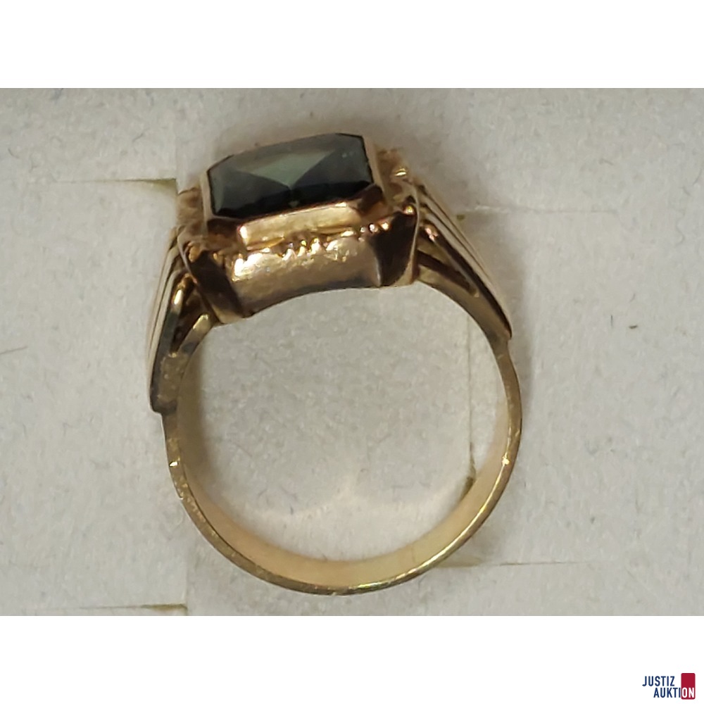 Herrenring Gelbgold mit grünem Schmuckstein