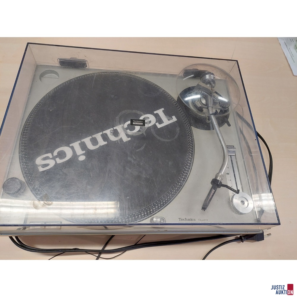 2 Plattenspieler der Marke Technics Quartz SL-1200MK2