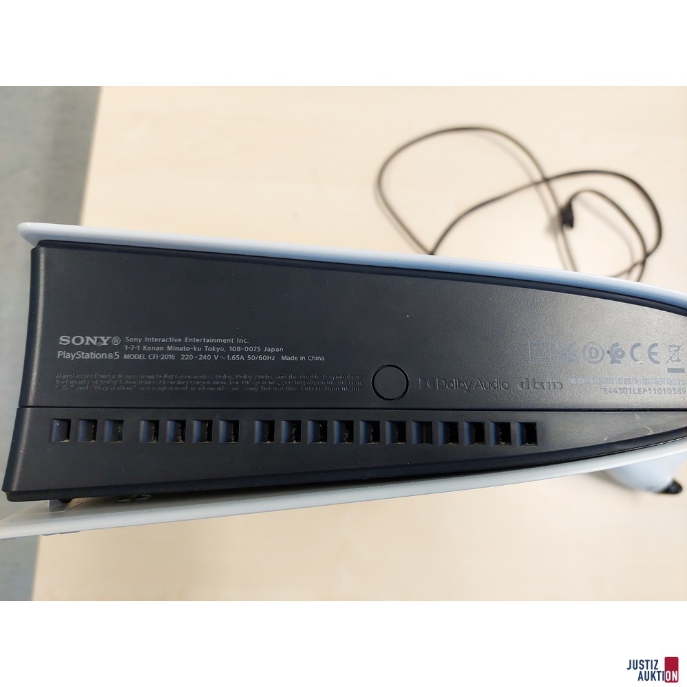 Playstation 5 der Marke Sony Model&colon; CFI-2016