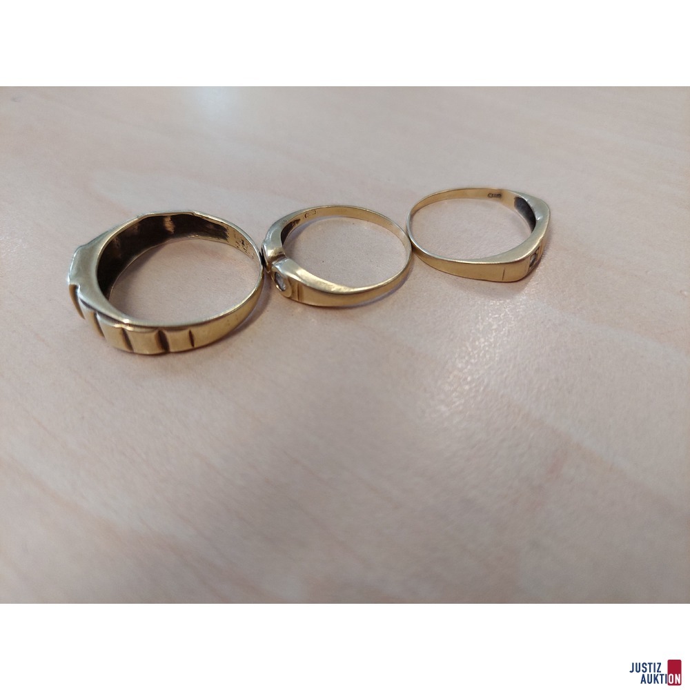3 Ringe&nbsp;mit wei&szlig;en Schmucksteinen&comma; stark gebraucht&comma; Gr&ouml;&szlig;en 2x 54&comma; 1x 60 585 &permil; punziert&comma; 7&comma;6 g