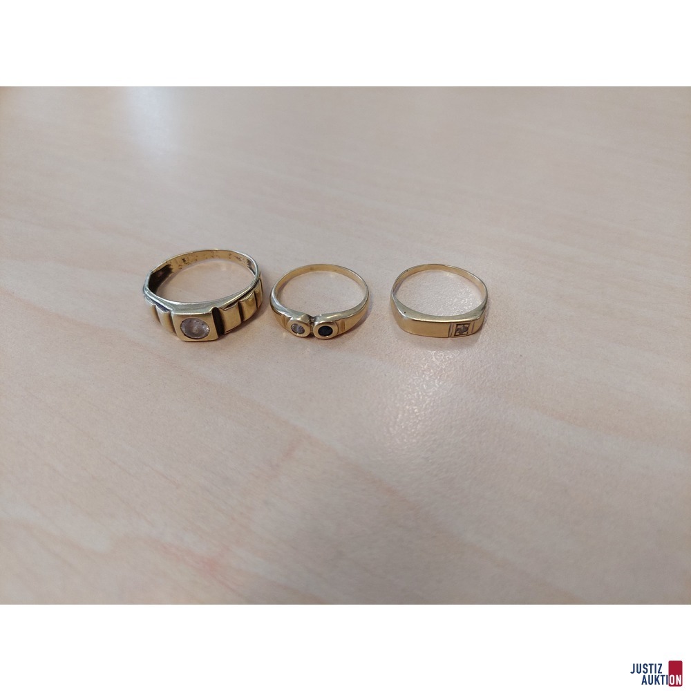 3 Ringe&nbsp;mit wei&szlig;en Schmucksteinen&comma; stark gebraucht&comma; Gr&ouml;&szlig;en 2x 54&comma; 1x 60 585 &permil; punziert&comma; 7&comma;6 g