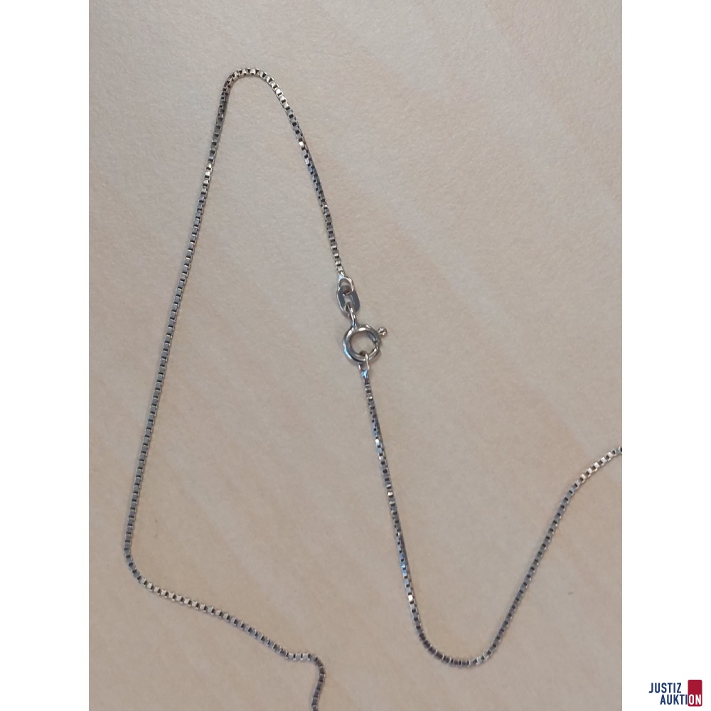 Wei&szlig;goldkette mit Kreuzanh&auml;nger mit wei&szlig;en Schmucksteinen Pav&eacute; besetzt&comma; 585 &permil; punziert&comma; 4&comma;8 g&comma; L&auml;nge 45 cm