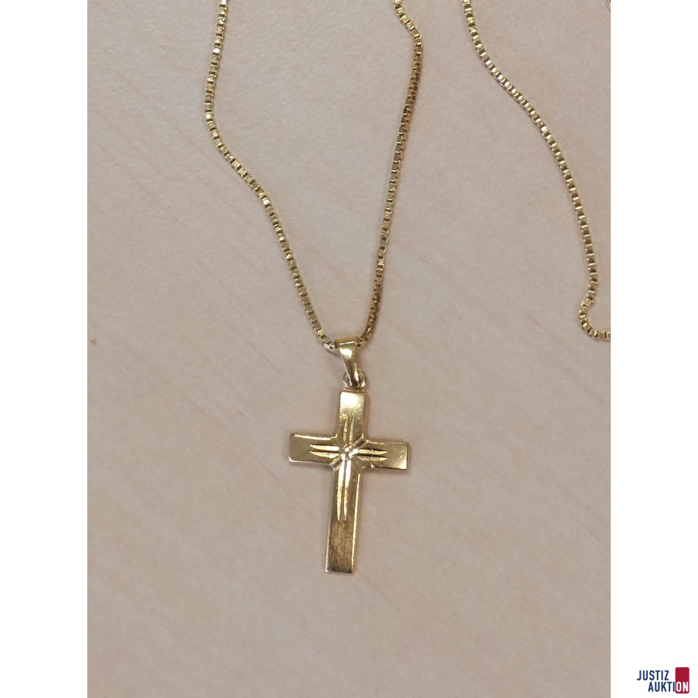 Gelbgoldkette mit Kreuzanh&auml;nger&comma; 585 &permil; punziert&comma; 3&comma;2 g&comma; L&auml;nge 38 cm mit unechtem Devotionalanh&auml;nger