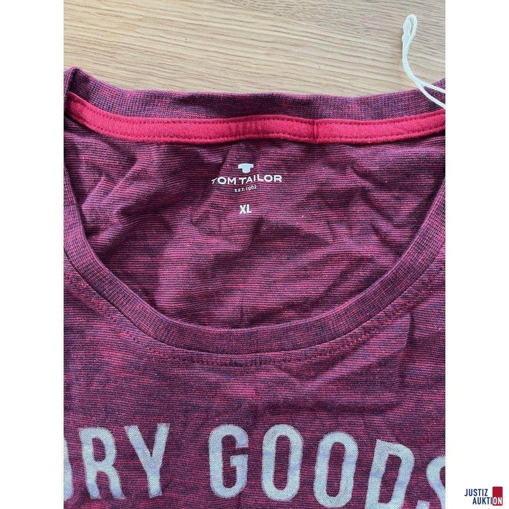 T-Shirt rot Kragen