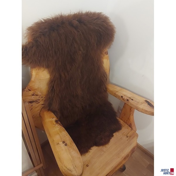Zwei Tierfelle in Braun