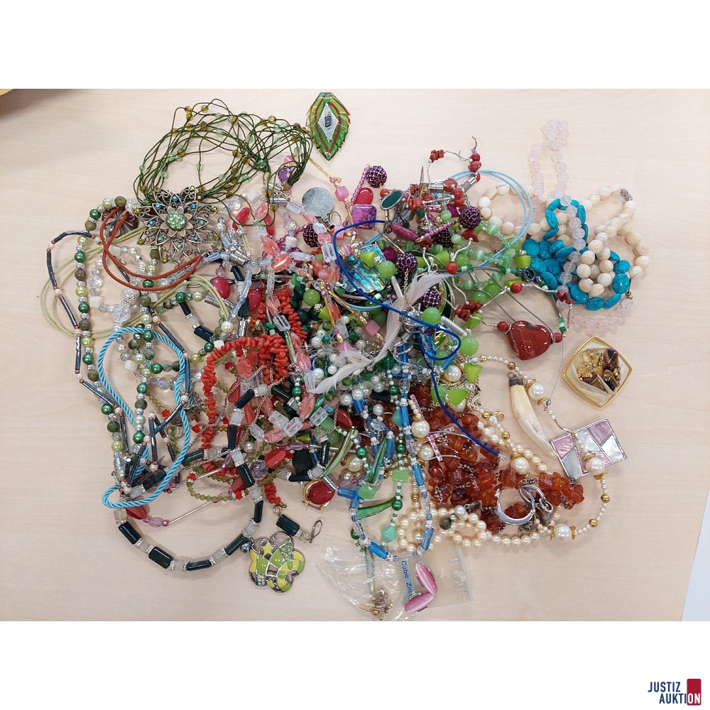 Konvolut an Modeschmuck - div. Ketten, Ohrringe, Anhänger