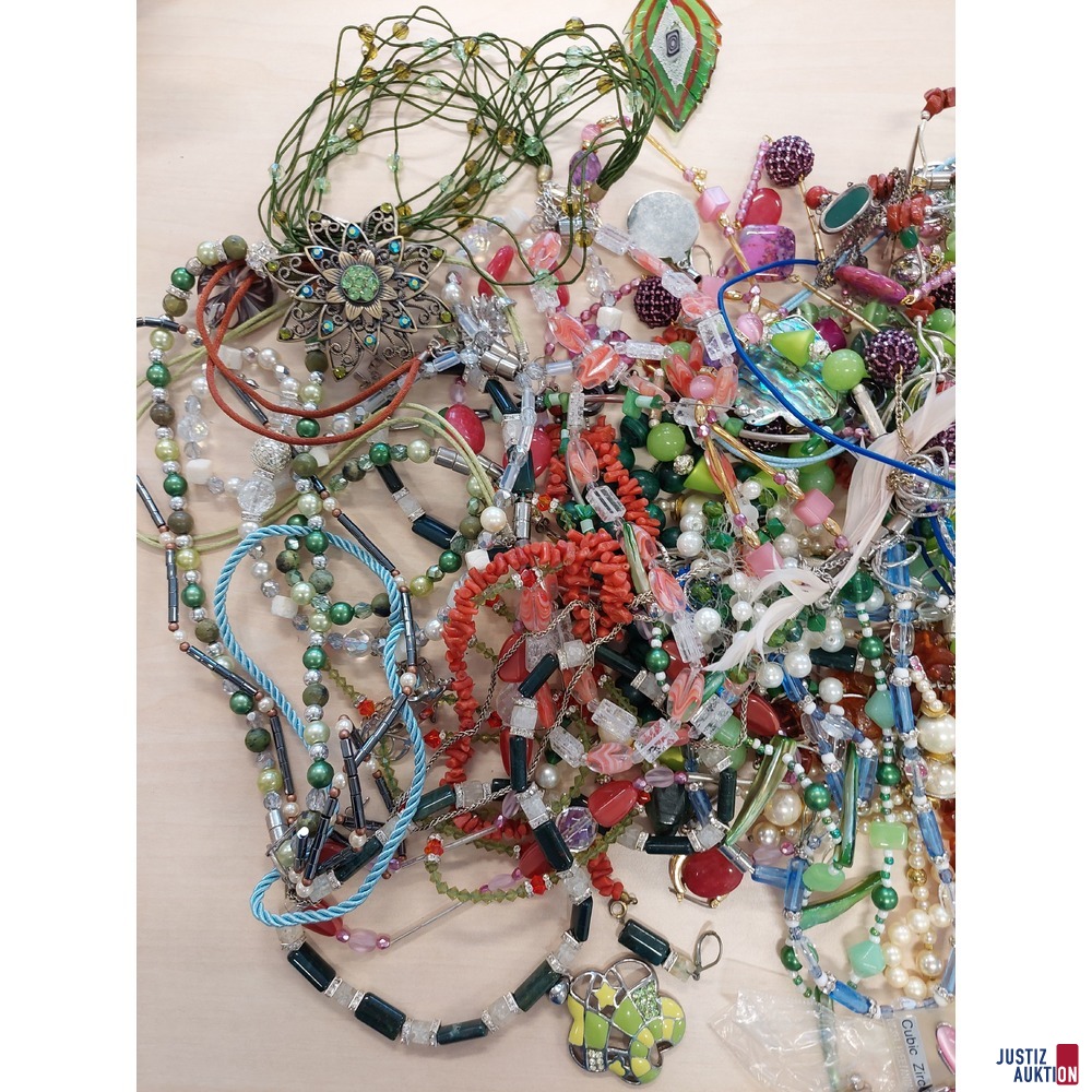 Konvolut an Modeschmuck - div. Ketten, Ohrringe, Anhänger