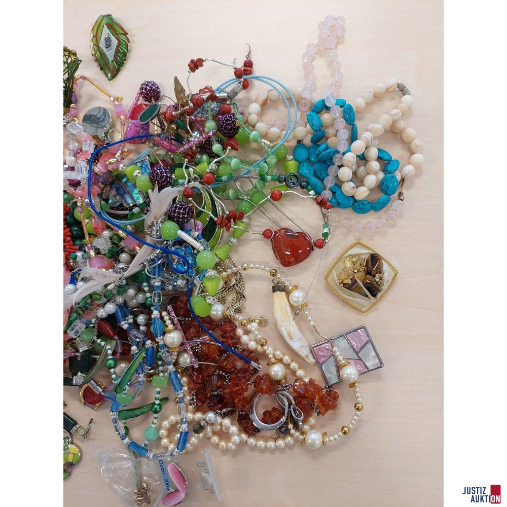 Konvolut an Modeschmuck - div. Ketten, Ohrringe, Anhänger