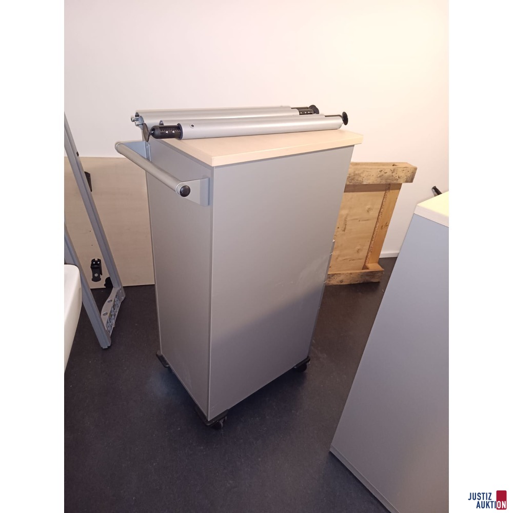 Schrank mit Rollen