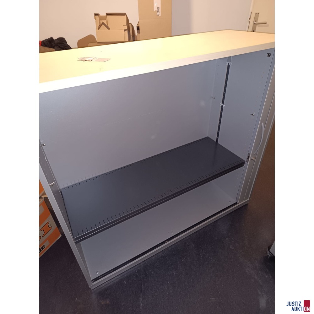 Langer Schrank
