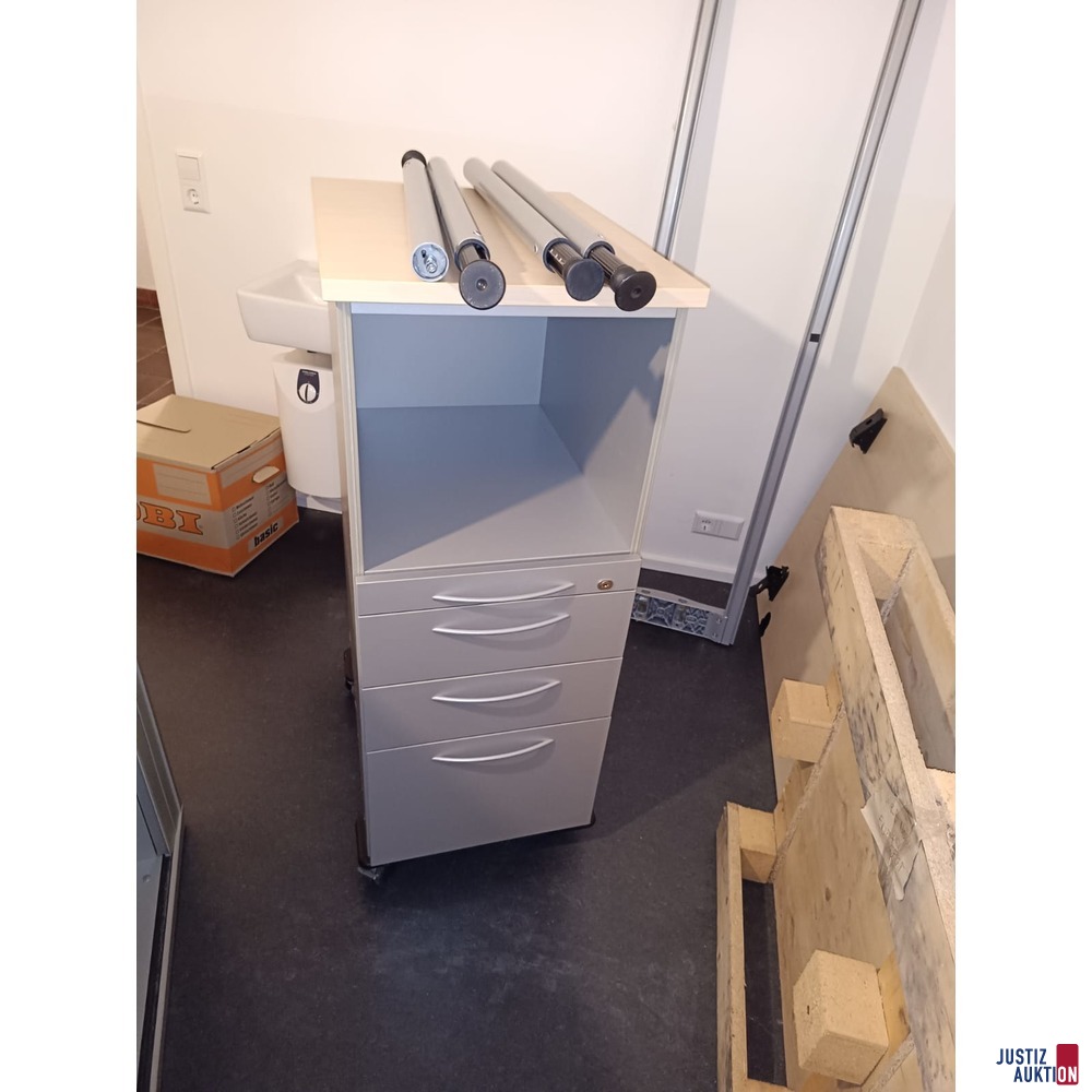Schrank mit Rollen