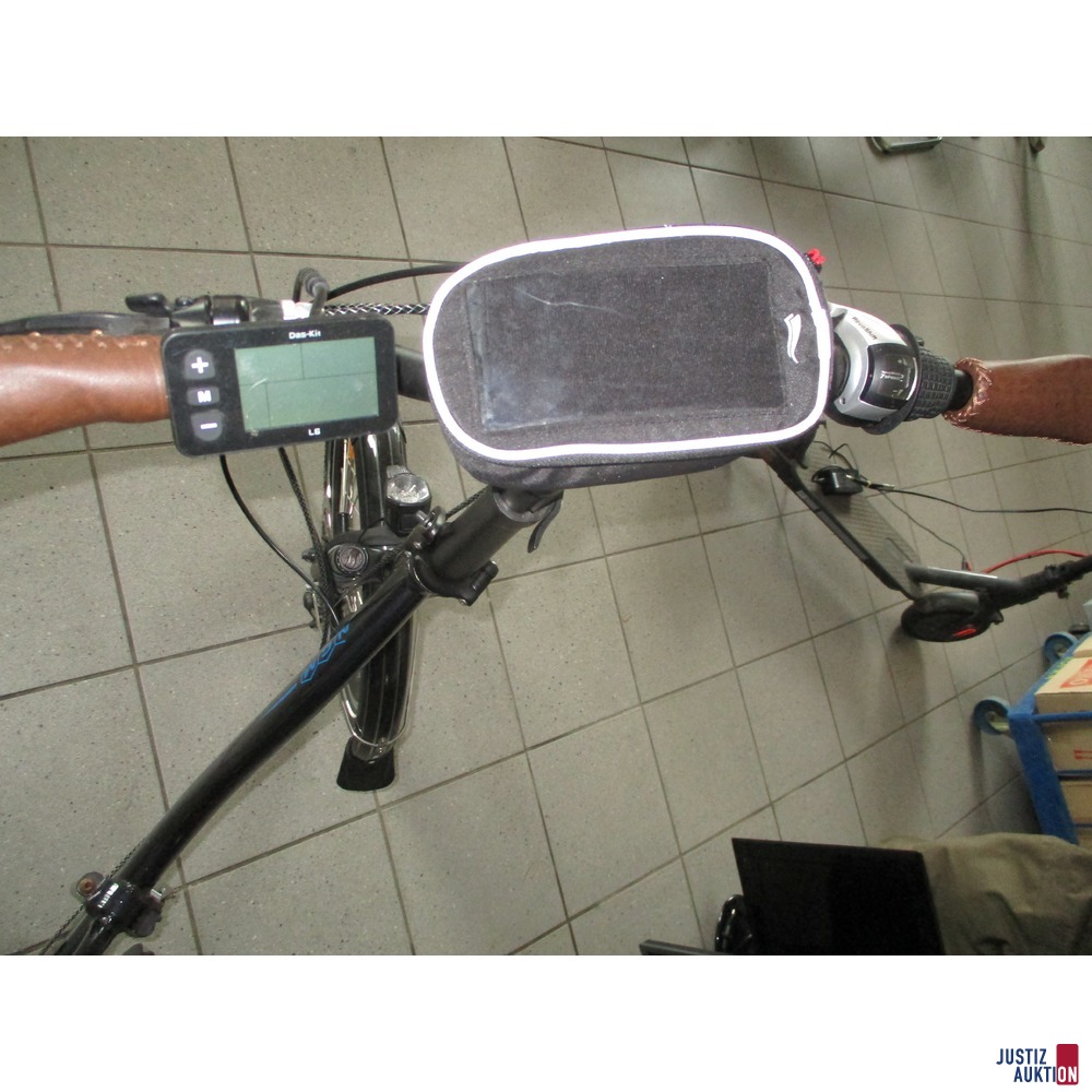 Fahrradtasche und Kilometer-/Geschwindigkeitsanzeige vorne
