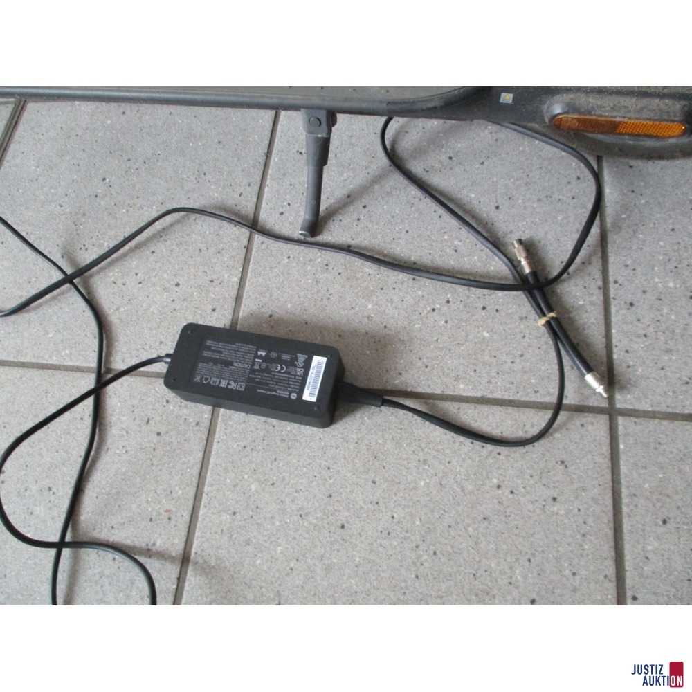 mit Ladekabel
