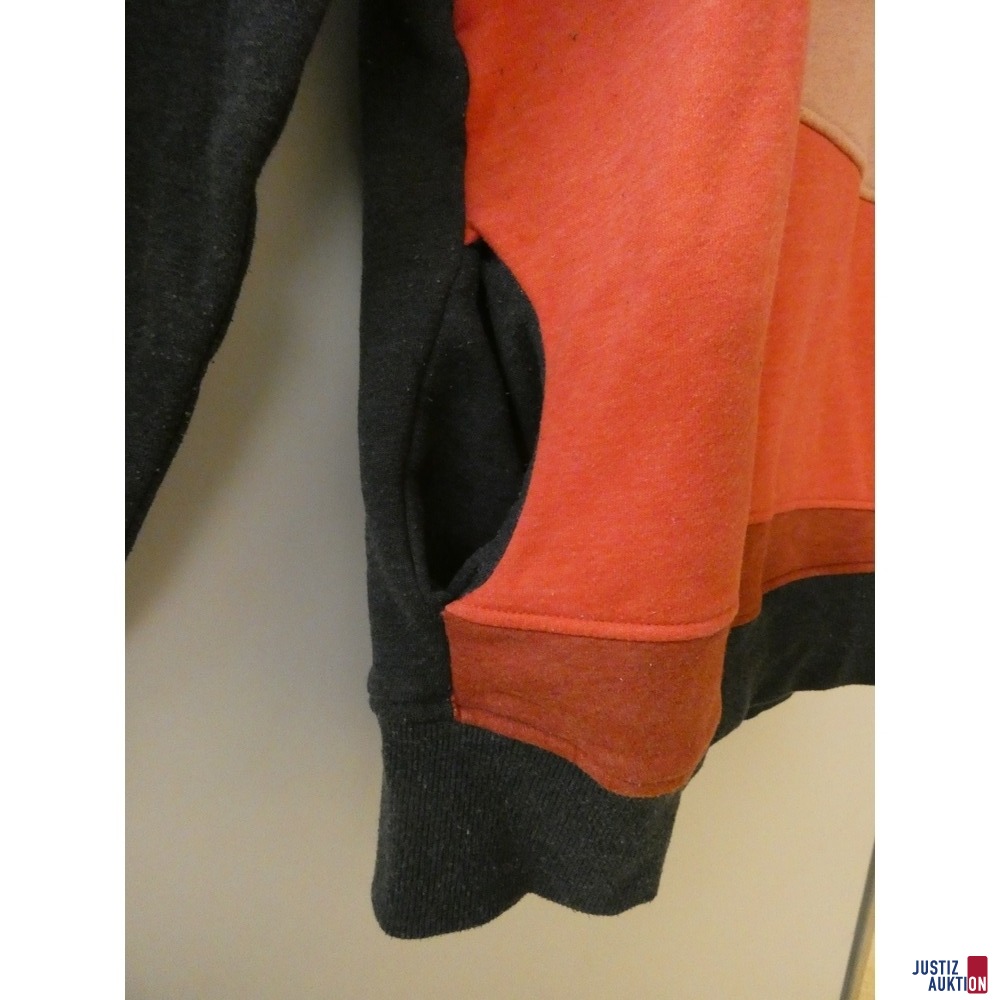 ein bunter Pullover Alife &amp&semi; Kickin