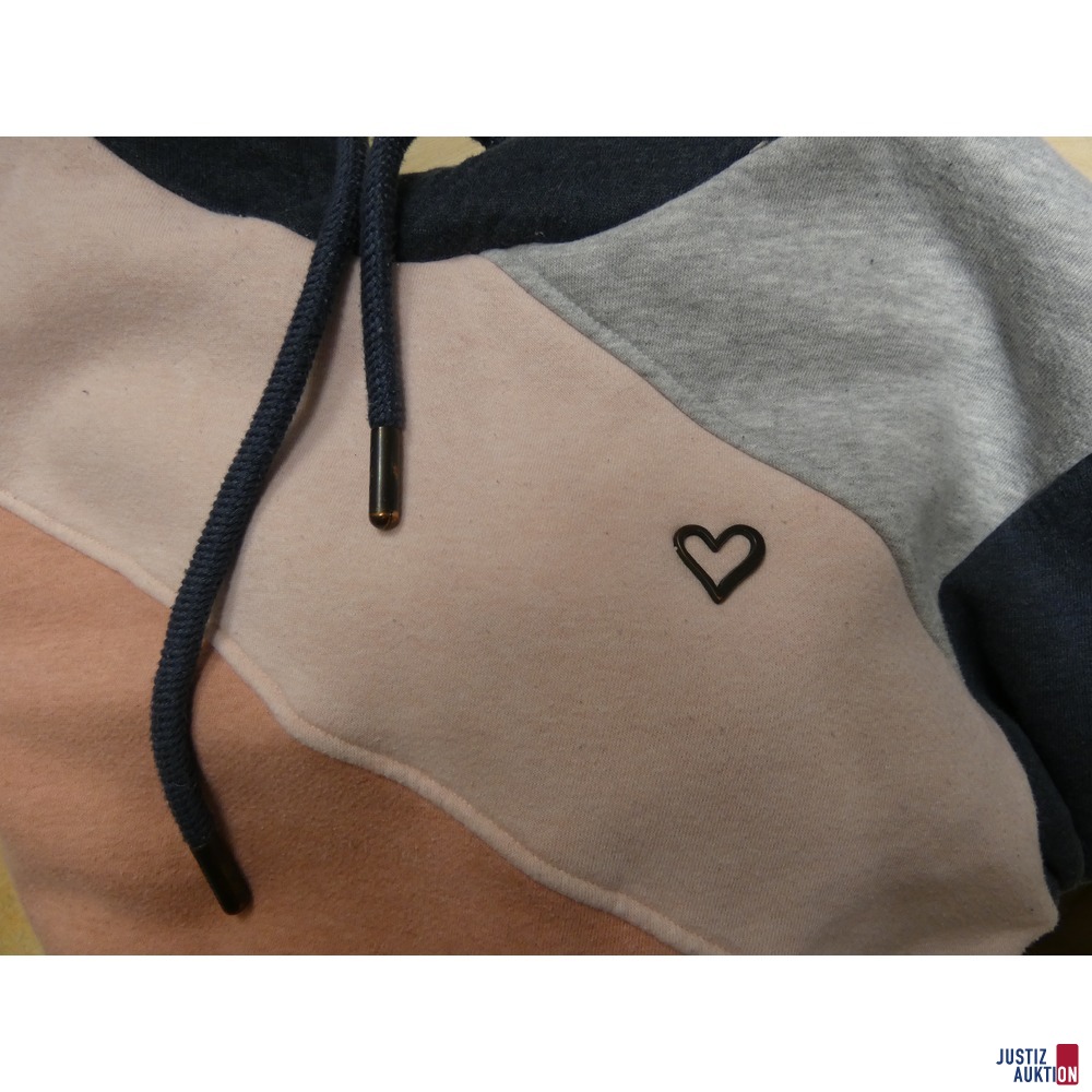 ein bunter Pullover Alife &amp&semi; Kickin