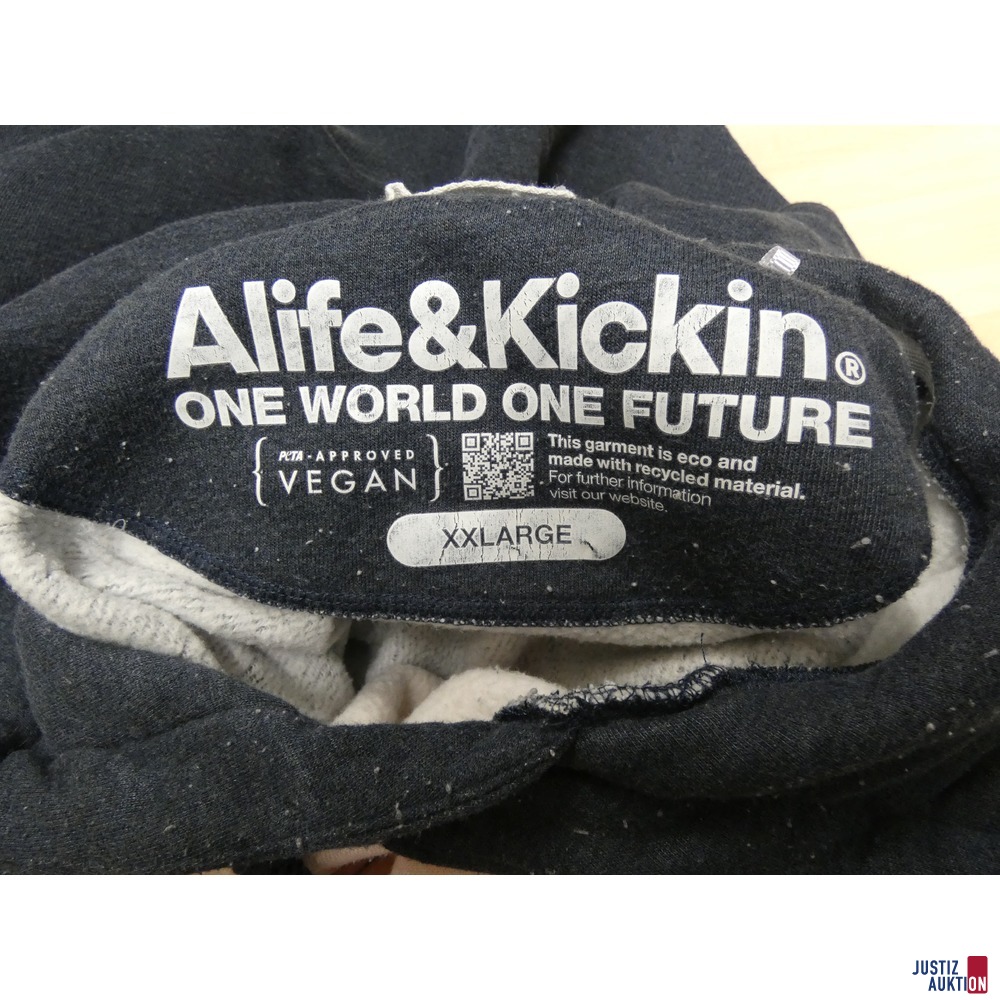 ein bunter Pullover Alife &amp&semi; Kickin