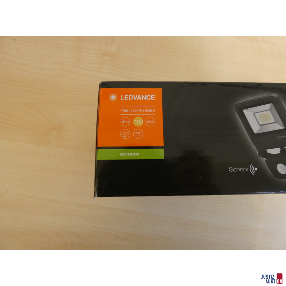 zwei LED-Außenleuchten mit Sensor Ledvance – foto 3 – kavel bij Justiz-Auktion, Chemnitz
