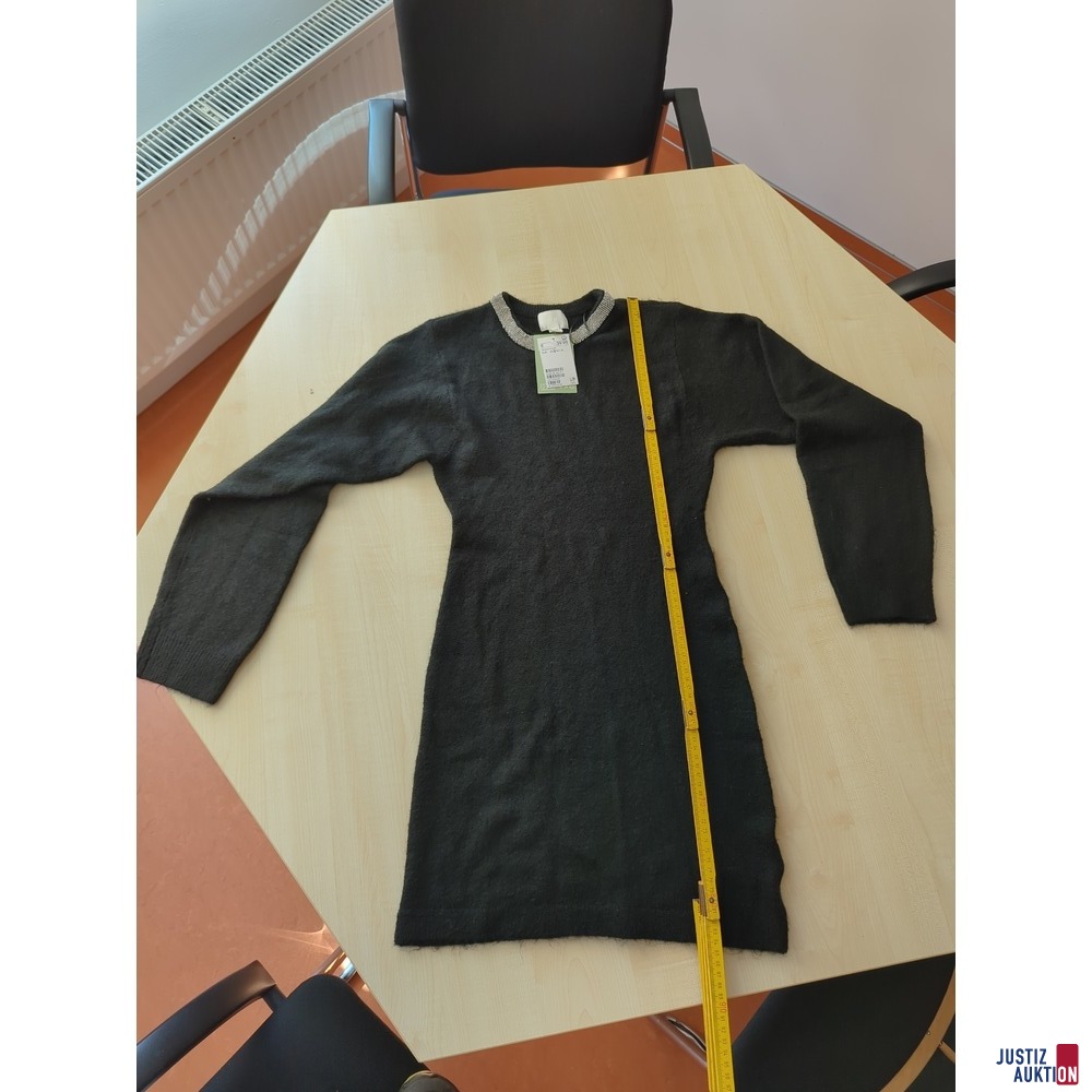 schwarzes Strickkleid mit Glitzerkragen
