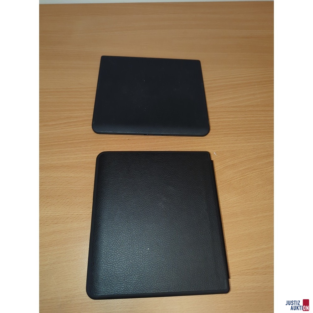 eBook Reader von hinten mit geschlossener Hülle