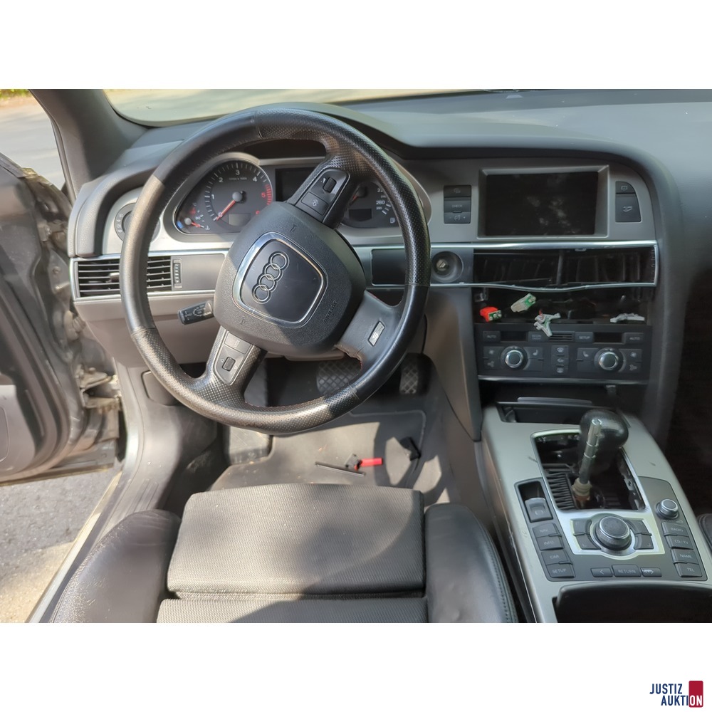 Blick ins besch&auml;digte Cockpit