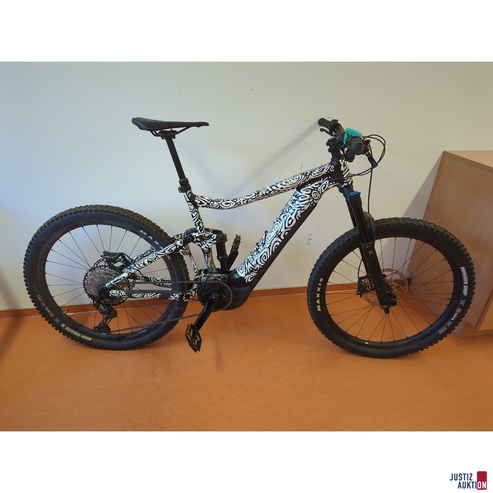 E-MTB mit Sattelstütze oben