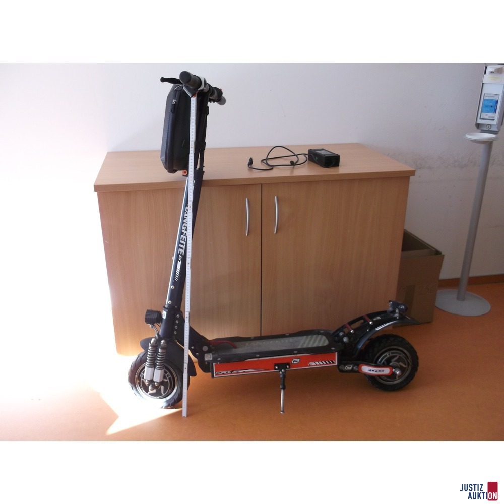 E-Scooter mit Ladegerät