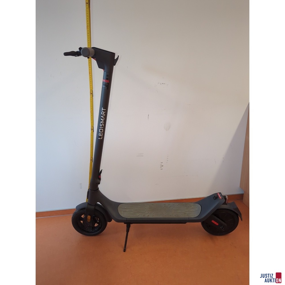 E-Roller von links mit Zollstock f&uuml;r Gr&ouml;&szlig;envorstellung