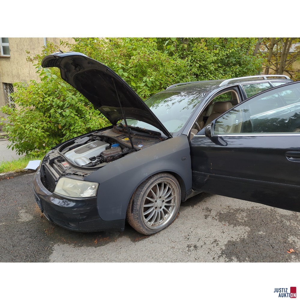 Motorhaube und Fahrertür offen