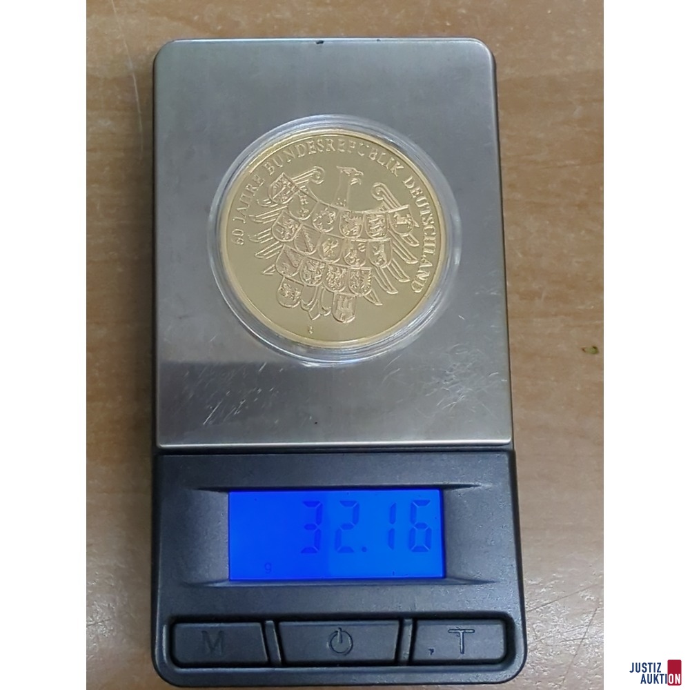 Münze in Kapsel auf Feinwaage